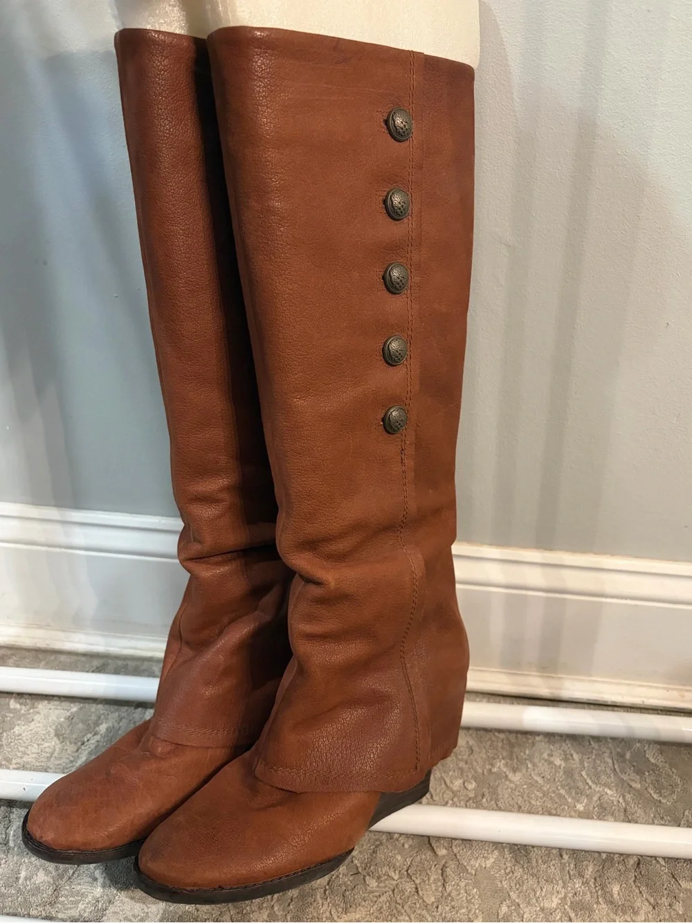 Vince Camuto Brown Almay Leather Boots with Button Detail size 8.5